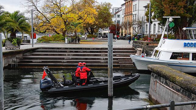 Ein Schnellboot der Wasserschutzpolizei fährt in den Überlinger Mantelhafen ein. Hintergrund ist kein ernsthafter Rettungseinsatz. ...