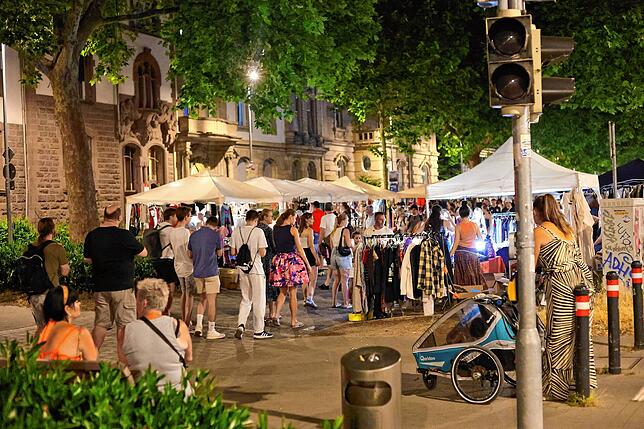 Bild 2: Bis tief in die Nacht stöbern die Trödel-Fans beim Konstanzer 24-Stunden-Flohmarkt