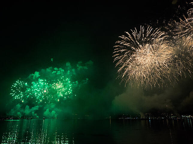 Bild 2: Das Seenachtfest-Feuerwerk vom Logenplatz am Yachthafen: Das Finale in Bildern