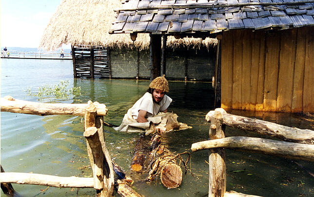 Im Pfahlbaumuseum in Uhldingen-Mühlhofen kämpft der Uhldi mit den Wassermassen.