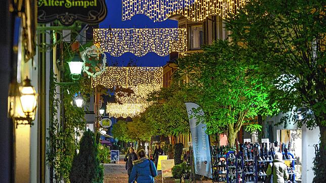 Blick in die Seestraße: Die Weihnachtsbeleuchtung und 28 Christkindlemarkt-Hütten sollen Stimmung in die Radolfzeller Adventsgassen bringen.