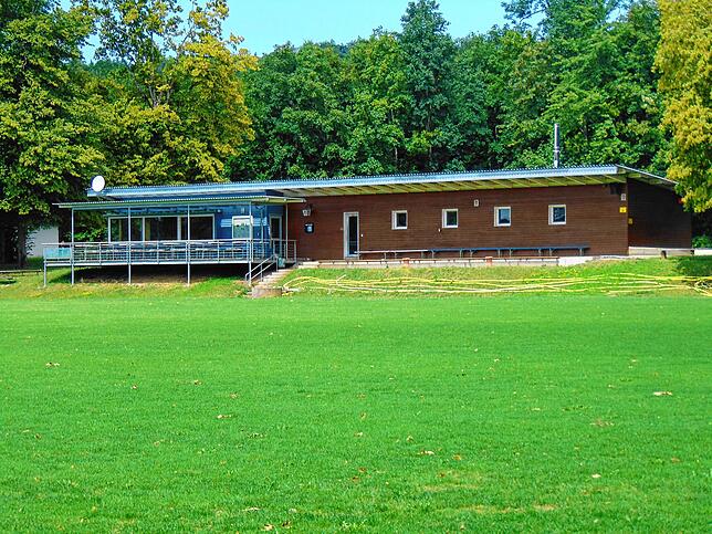 Mitten im Berchenwald befindet sich das Vereinsheim des FC Dettighofen. Es wurde 1994 von der Architektenkammer Baden-Württemberg für ...