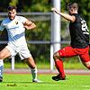 Nicht zu stoppen: Der Laufenburger Sandro Knab (links) machte mit seinen beiden Treffern den 2:0-Sieg seiner Mannschaft im Pokalspiel ...
