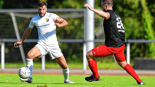 Nicht zu stoppen: Der Laufenburger Sandro Knab (links) machte mit seinen beiden Treffern den 2:0-Sieg seiner Mannschaft im Pokalspiel ...