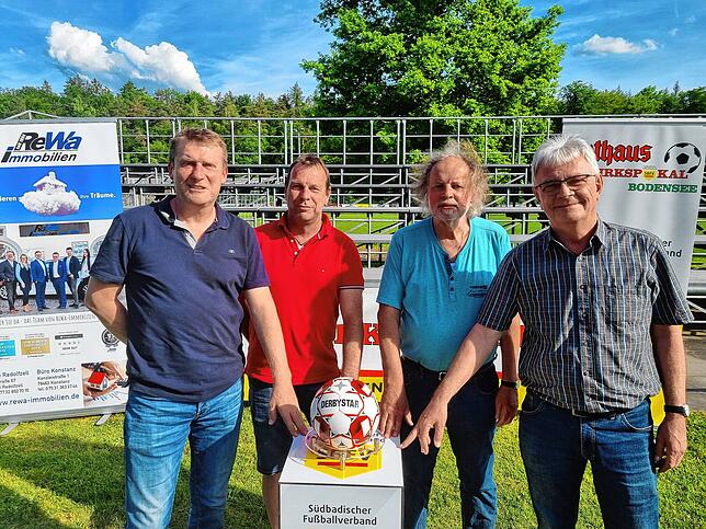 Die Veranstalter des SV Orsingen-Nenzingen (von links) Alexander Seliger, Frank Veit, Klaus Stehle sowie der Bezirksvorsitzende Konrad ...