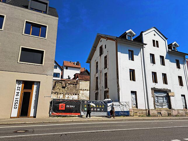Noch lässt sich nicht erahnen, dass in der Baulücke sowie hinter dem Haus unter anderem ein Biergarten entstehen soll.