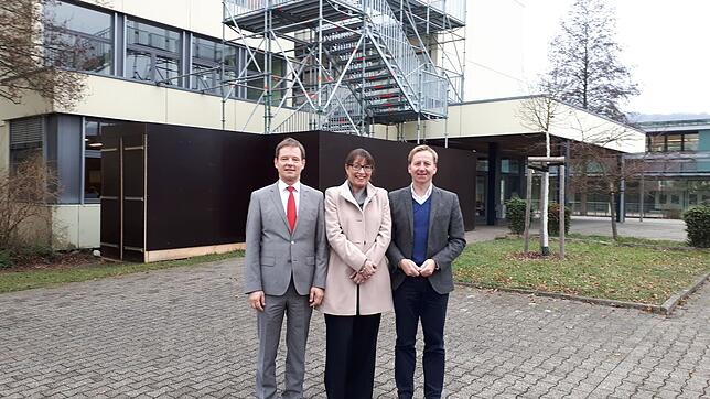Weitere Sanierungen sind am 50 Jahre alten Klettgau-Gymnasium Tiengen geplant. Diese Aufnahme zeigt (von links) Schulleiter Manfred ...