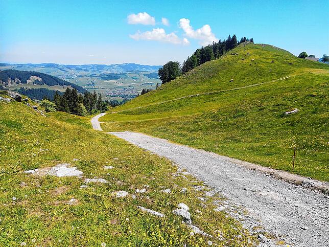 Bild 5: Normalerweise überrennen Touristen das Berggasthaus Aescher, doch wie sieht es dort jetzt aus? Wir nehmen Sie mit auf eine Wanderung