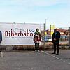 Sie machten Werbung für die neue Bahn (von links): Bürgermeister Arne Zwick, Severin Rommeler vom Förderverein, die Landtagsabgeordnete ...