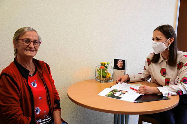 Hilde Karsten (links) freut sich über die Beratung und Hilfestellung bei schriftlichen Angelegenheiten. Majda Mehrens, Beraterin der ...