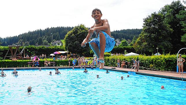 Heute kann er stattfinden der erste Sprung ins kühle Nass. So wie auf diesem Bild aus früheren Jahren.