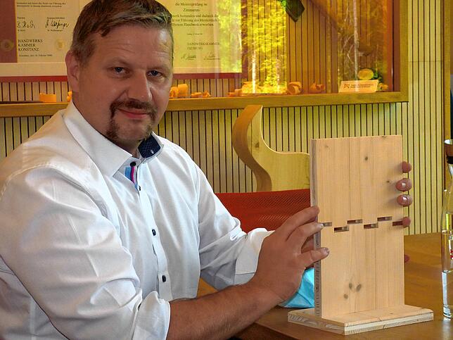 Geschäftsführer und Ingenieur Herbert Duttlinger von Holzbau Bruno Kaiser zeigt am kleinen Modell das Prinzip, wie die Etagen des ...