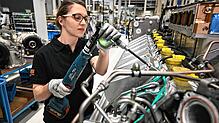 Eine Mitarbeiterin von Rolls Royce Power Systems baut einen Motor der MTU-Baureihe 2000 zusammen.