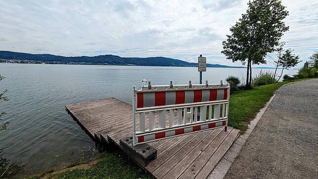 Die Stege in Bodman, die sonst im Trockenen stehen, sind unter Wasser und abgesperrt.