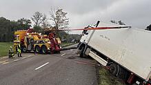 Bild : Blaulichtreport: Brummi kippt um, Diesel läuft aus – sie setzen Spezialgerät und Saugbagger ein