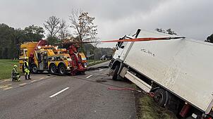 Bild : Blaulichtreport: Brummi kippt um, Diesel läuft aus – sie setzen Spezialgerät und Saugbagger ein