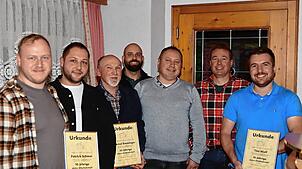 Gewählte Vorstandsmitglieder und Geehrte des Angelvereins Mönchweiler stellen sich nach der Hauptversammlung zum gemeinsamen Bild. Bild: ...