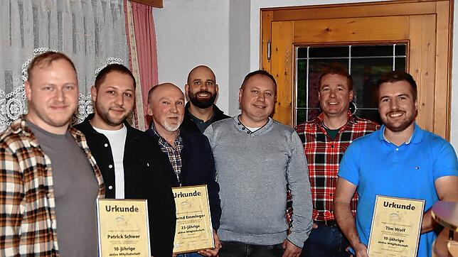 Gewählte Vorstandsmitglieder und Geehrte des Angelvereins Mönchweiler stellen sich nach der Hauptversammlung zum gemeinsamen Bild. Bild: ...