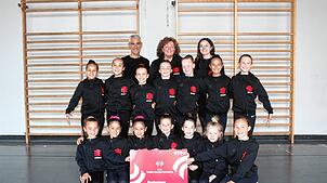Sie sind stolz auf das Prädikat „Turn-Talentschule Bodensee“: Lorenzo Patone (Vorsitzender TG Stockach), die Trainerinnen Christine und ...