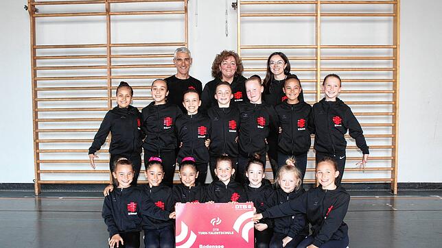 Sie sind stolz auf das Prädikat „Turn-Talentschule Bodensee“: Lorenzo Patone (Vorsitzender TG Stockach), die Trainerinnen Christine und ...
