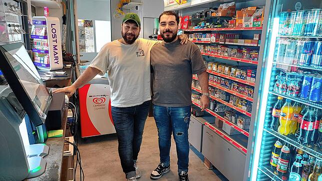 Habib Idikut und Aykan Bozkurt (von links) freuen sich, dass sie nun gemeinsam mit Ayse Skorput einen Kiosk betreiben. Sie kennen sich ...