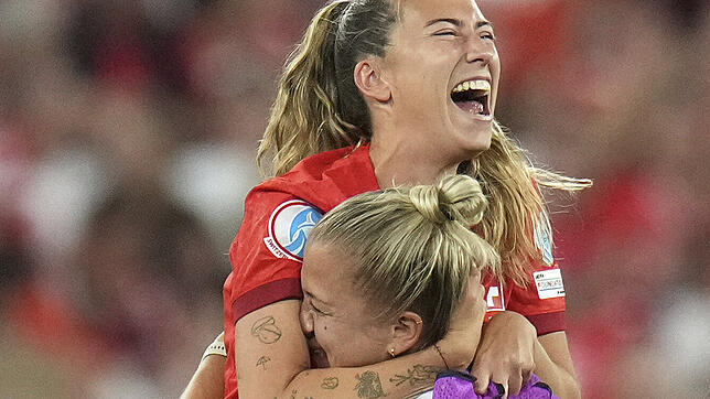 Die Schweizerin Luana Bühler jubelt am Ende des Fußballspiels.
