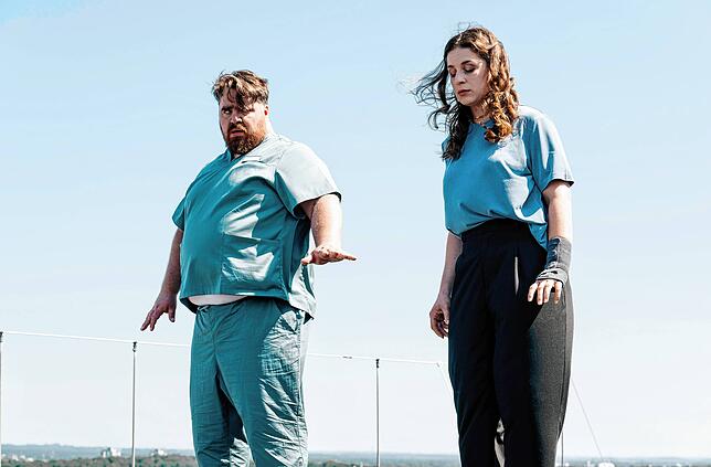 Szene aus „David und Goliath“: Dina Schwarz (Lou Strenger) versucht Nathan Freye (Tristan Seith) vom Selbstmord abzuhalten. So viel sei ...