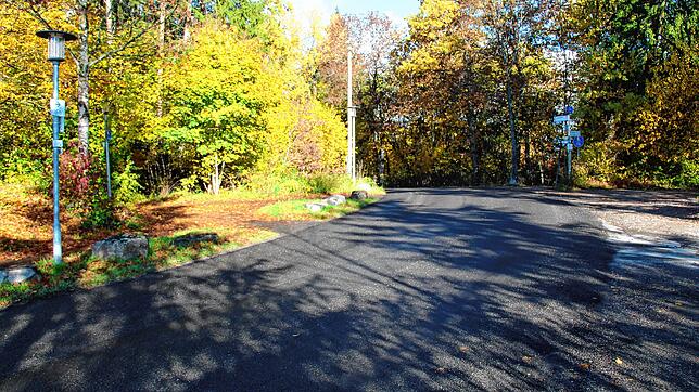 Eine deutliche Markierung auf der Fahrbahn könnte die unübersichtliche Querung der Hauptstraße Pfaffenweiler Richtung Sandwegle für ...