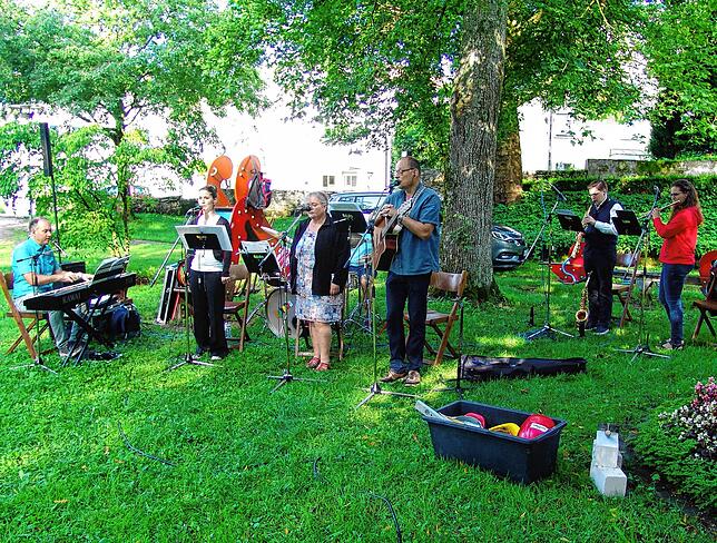 Die Band „Ephatha“ aus Waldshut spielt beim Gottesdienst im Blauen.