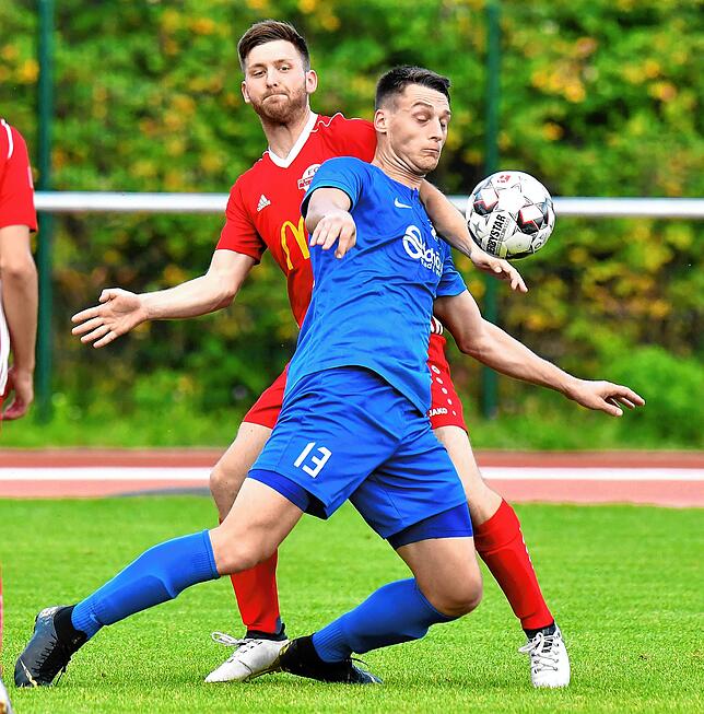 Rückzug: Torjäger Kevin Keller (vorn, gegen Nico Joos vom FC Wallbach) will beim TuS Efringen-Kirchen künftig nur noch in der Reserve ...
