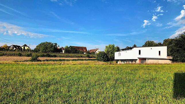 Blick auf das Feuerwehrhaus in Stetten, fotografiert von der daneben gelegenen Wiese. Noch konnte die Ausgleichsmaßnahme für den Bau ...