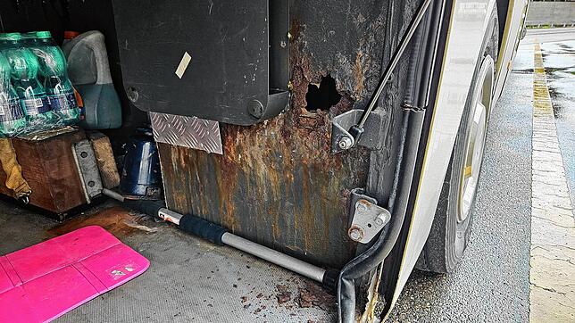Rost im Reisebus: Er hat schon ein Loch in den Gepäckraum gefressen.
