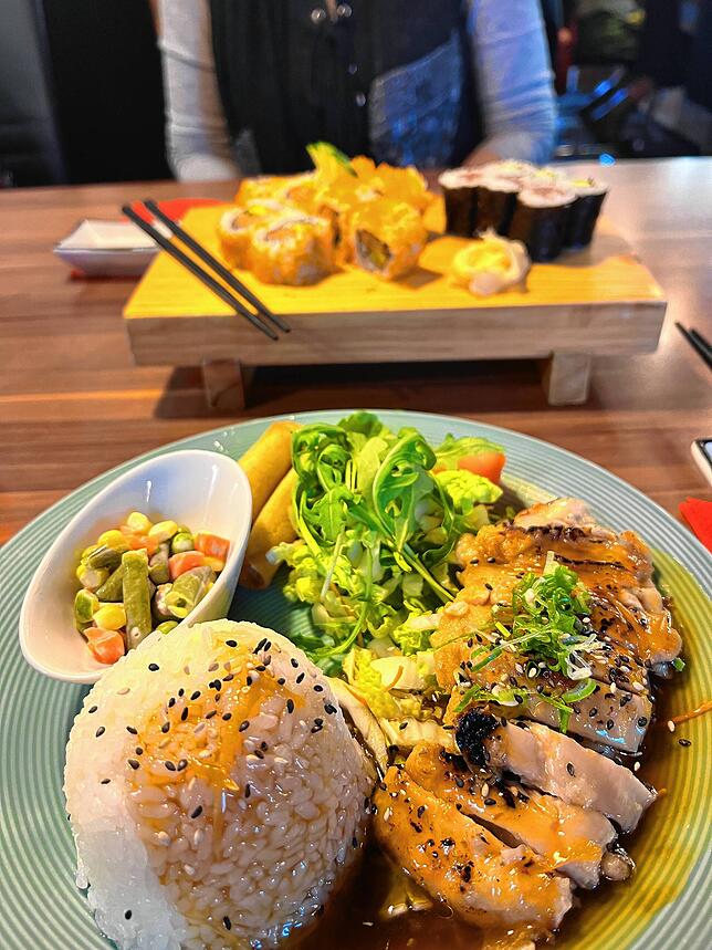 Das Tori Teriyaki (im Vordergrund) und die Sushi-Platte überzeugt geschmacklich. Beide Gerichte sind vorzüglich.