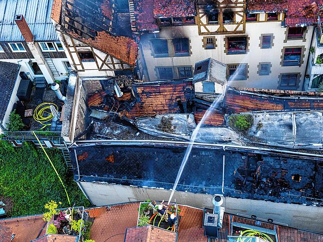 Löschwasserangriff an mehreren Fronten: Nicht nur von der Arbeitsbühne, sondern auch von benachbarten Balkonen, wurde gelöscht.