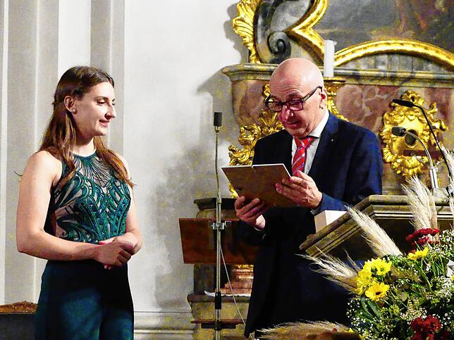 Sarah Schmidt empfängt die Urkunde der Stiftung von Peter König, Vorstand Volksbank Hochrhein Stiftung.