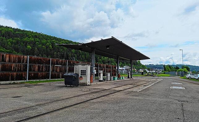 An der werkseigenen Tankstelle werden die dieselbetriebenen Züge betankt.