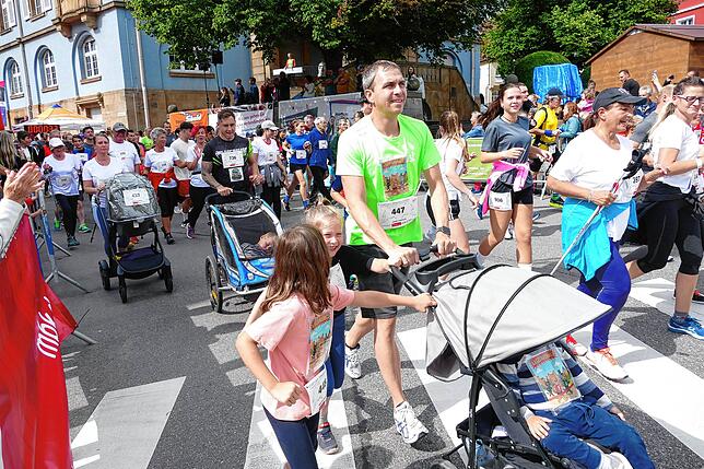 Bild 2: Donaueschingen schnürt die Laufschuhe. Schutzengellauf für den guten Zweck bringt 11000 Euro ein.