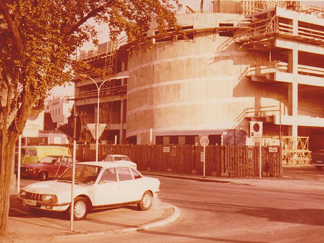 1973: Die Ansicht vom Bahnhof aus auf den Bereich der Einfahrt zum Parkhaus des Karstadt-Gebäudes.