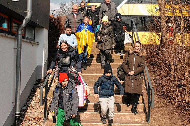 Etwas müde, aber froh, in Sicherheit zu sein sind die ukrainischen Frauen und Kinder, als sie am Sonntag kurz vor Mittag in der ...