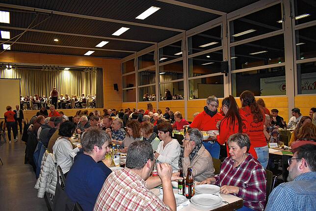 Nach dem offiziellen Teil spielte der Musikverein Untermettingen, während die Narrenzunft die Anwesenden mit Wildgulasch, Spätzle und ...