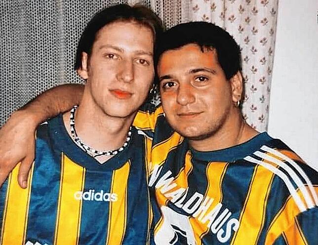 „Zweiter Heimatverein“: An seine Zeit als Aktivspieler beim SV Waldhaus denkt Vincenzo Leggio (rechts, mit Benjamin ...