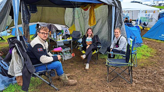 Nick, Denise (Mitte) und Carina aus der Nähe von Lörrach haben wegen des vielen Regens teilweise mit dem Gedanken gespielt, frühzeitig ...