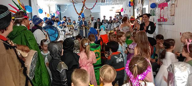 Beste Stimmung im Kindergarten Bergenland. Narren überraschen Kids. Kinder sowie Personal stimmen kräftig ein ins närrische Liedgut. So ...