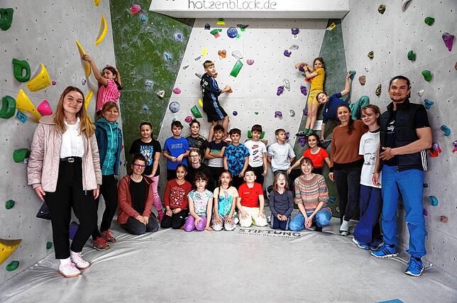 Die Inklusionsklasse 3c der Johann Peter Hebel Schule hat ihren Spaß in der Boulderhalle „Hotzenblock“. Die Erwachsenen (von links): ...