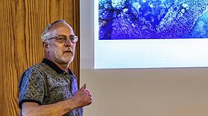 Michael Strittmatter berichtet über seinen erfolgreichen Einsatz am Bleichweiher. Foto: Paul Eischet