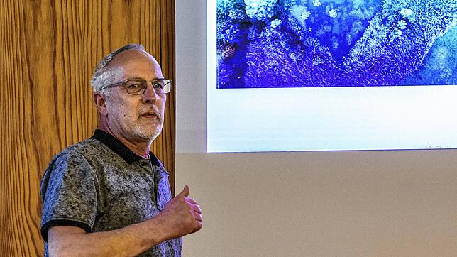 Michael Strittmatter berichtet über seinen erfolgreichen Einsatz am Bleichweiher. Foto: Paul Eischet