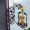 Ein historisches Wirtshausschild im Schwarzwald – es gehört zum Gasthaus „De‘ Engel“ als einem von vielen Beispielen für die Vielfalt ...