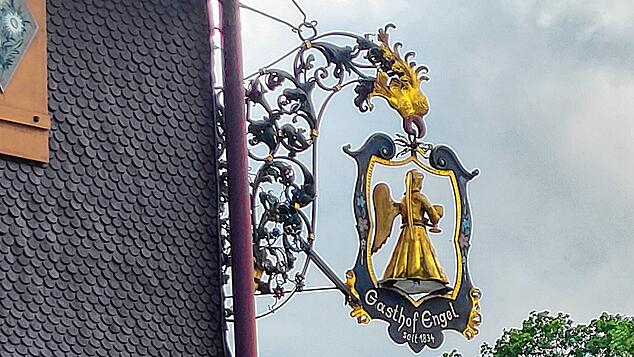 Ein historisches Wirtshausschild im Schwarzwald – es gehört zum Gasthaus „De‘ Engel“ als einem von vielen Beispielen für die Vielfalt ...