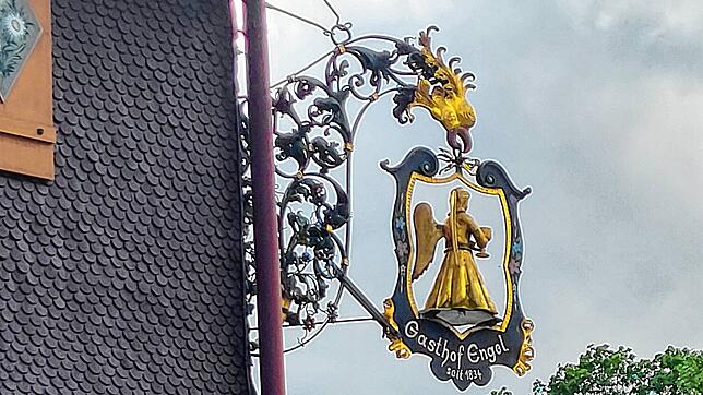 Ein historisches Wirtshausschild im Schwarzwald – es gehört zum Gasthaus „De‘ Engel“ als einem von vielen Beispielen für die Vielfalt ...