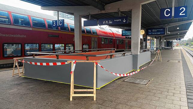 Auch an den Gleisen wurden die Mauern frisch gestrichen.